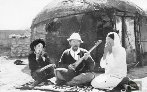The history of the komuz,History of komuz, history of Kyrkyzstan, culture, yurt,.komuzchi, nomadic family.